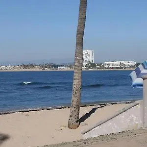 Recamara A Media Cuadra De La Playa Habitación en casa particular Mazatlán